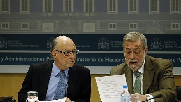 El ministro de Hacienda en funciones, Cristóbal Montoro, junto al secretario de Estado de Administraciones Públicas, Antonio Beteta