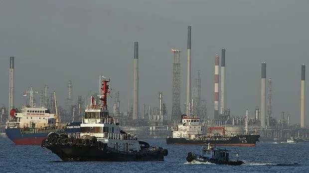 Refinería de petróleo en las costas de Singapur