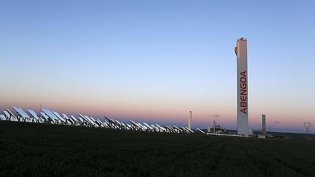 Imagen de un parque termosolar de Abengoa