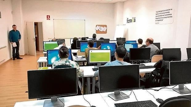 Un grupo de alumnos en uno de los cursos impartidos por Femxa