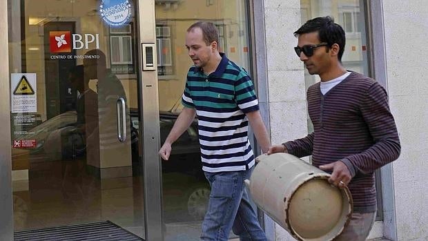 Caixabank no llega a un acuerdo con Isabel dos Santos para adquirir el luso BPI