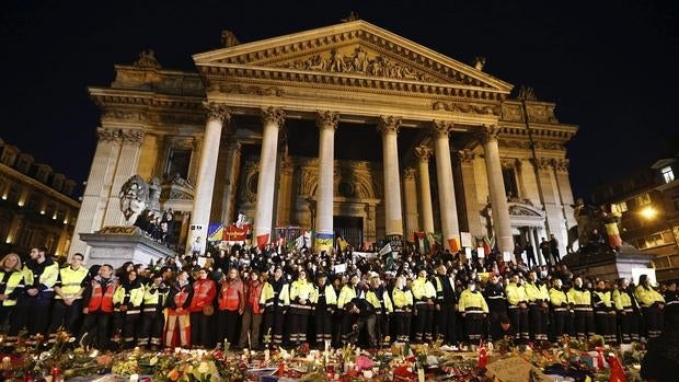 Minuto de silencio en la plaza de la Bolsa de Bruselas (Bélgica) tras los atentados en la capital belga