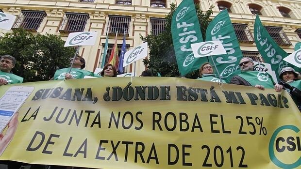 Protesta de funcionarios andaluces por la devolución de la paga extra