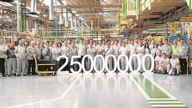 Trabajadores de Renault celebran los 25 millones de cajas fabricadas en la historia de la factoría sevillana