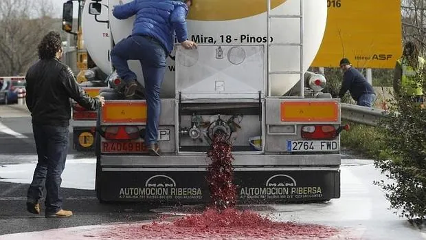 Viticultores franceses vacían la cisterna de un camión español