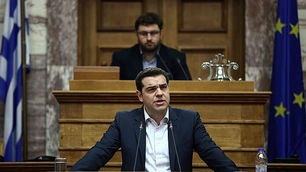 El primer ministro de Grecia Alexis Tsipras pronuncia un discurso durante una reunión del grupo de parlamentarios SYRIZA hoy, lunes 4 de abril de 2016, en Atenas (Grecia)