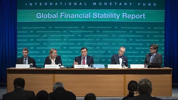El director del Departamento de Asuntos Monetarios del FMI, el español José Viñals (c), pronuncia un discurso durante la presentación del informe "Estabilidad Financiera Global" en la sede del Banco Mundial en Washington (Estados Unidos)