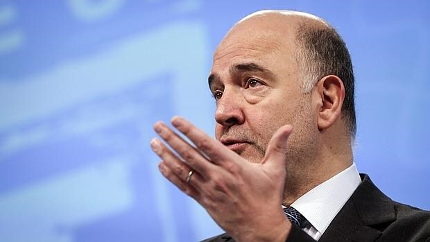 El comisario europeo de Asuntos Económicos y Financieros, Pierre Moscovici, interviene durante una rueda de prensa celebrada para presentar un "plan de accion" para la modernización del IVA en la UE