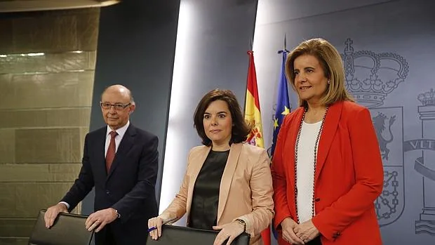 Cristobal Montoro, Soraya Sáenz de Santamaría y Fátima Báñez, en la rueda de prensa posterior al Consejo de Ministros