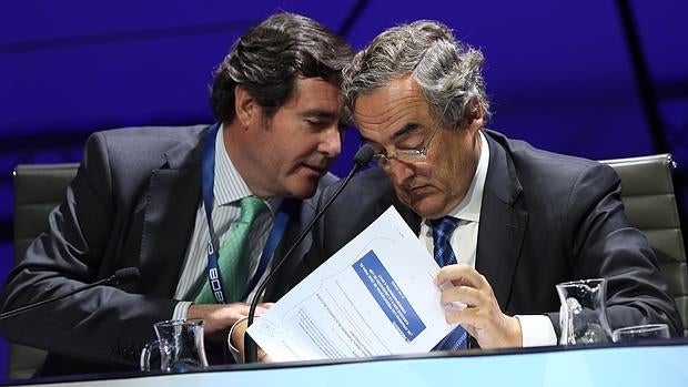 El vicepresidente Garamendi y el presidente Rosell, durante la asamblea general de la patronal