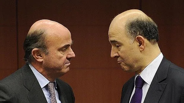 El ministro español Luis de Guindos y el comisario de Economía, Pierre Moscovici