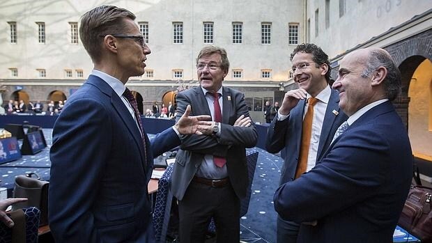 Los ministros finlandés y belga, de izq. a der., el presidente del Eurogrupo y De Guindos