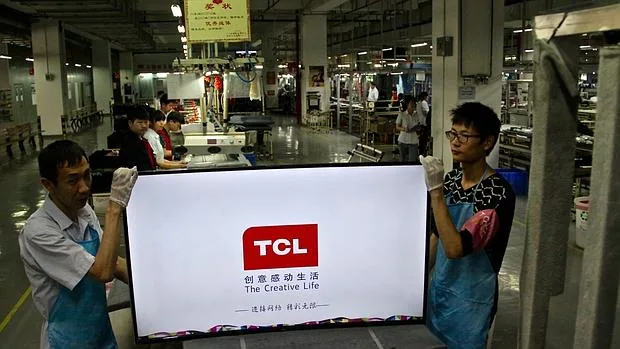 Cadena de montaje de televisores en la planta de TCL en Huizhou, en la provincia china de Cantón