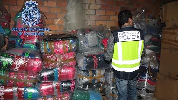 En la «Operación Laika» la Policía se incauto de un millón de falsificaciones en ropa