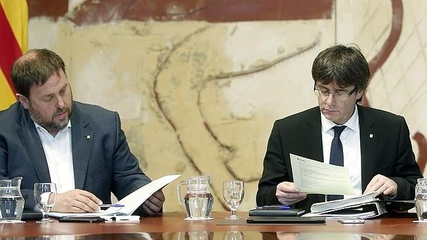 El presidente de la Generalitat, Carles Puigdemont, junato al número dos del ejecutivo catalán, Oriol Junqueras