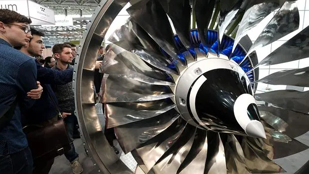 Varios visitantes observan un motor V2500 A5 de un Airbus A320 expuesto en el puesto de la Universidad Braunschweig en la Feria de Hanover, Alemania