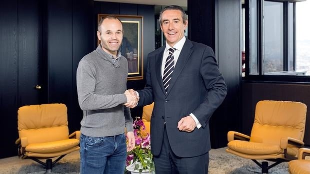 El futbolista Andrés Iniesta junto con Juan Alcaraz, director general de la entidad