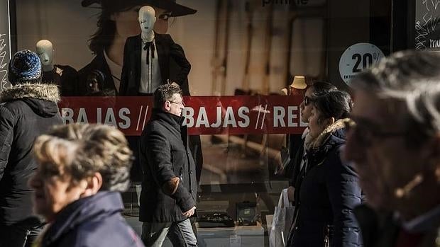 La confianza del consumidor cae en el mes de abril por cuarto mes consecutivo