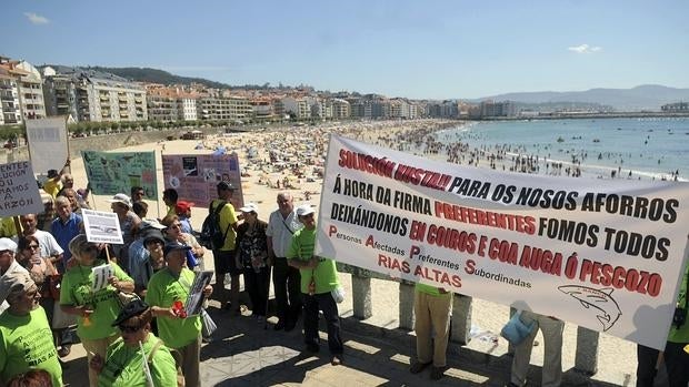 Preferentistas manifestándose en la playa de Sangenjo