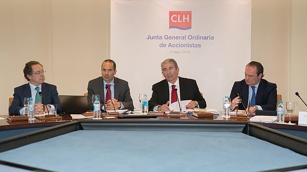 El director general de CLH, Salvador Guillén; el consejero delegado, Jorge Lanza; el presidente, José Luis López de Silanes; y el secretario del consejo, Luis Valero, de izquierda a derecha