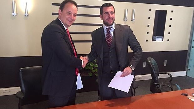 Idriss Berrada, director general de Attijari Finances, a la izquierda, y Enrique Riquelme, presidente de Cox Energy