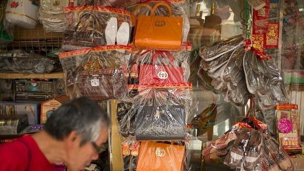 Copias de bolsos de Gucci originales en un bazar de Hong Kong, en una imagen del pasado mes de abril