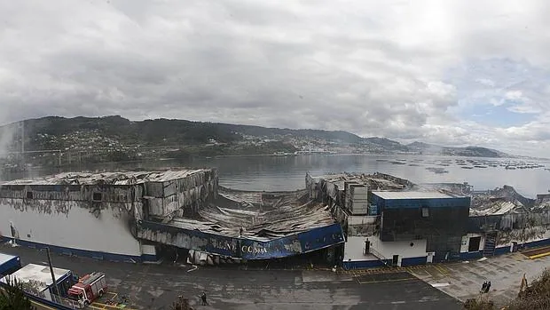 Factoría calcinada de la empresa de transformación de pescado Fandicosta, situada en la ría de Vigo