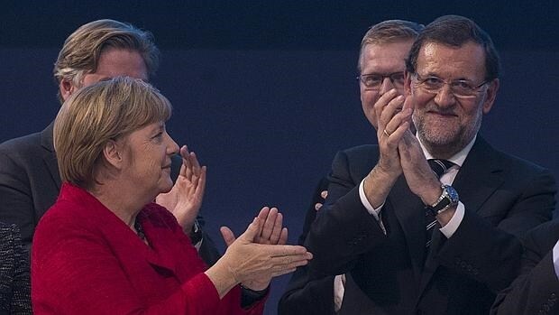 La canciller germana Angela Merkel, junto al presidente de Gobierno en funciones, Mariano Rajoy, en el último Congreso del Partido Popular Europeo