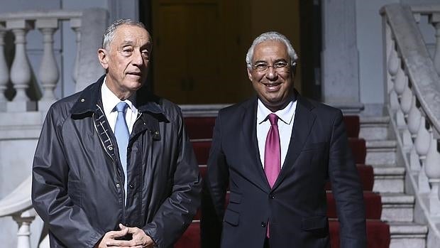 El primer ministro portugués, Antonio Costa (d), recibe al presidente electo del país, Marcelo Rebelo de Sousa (i)