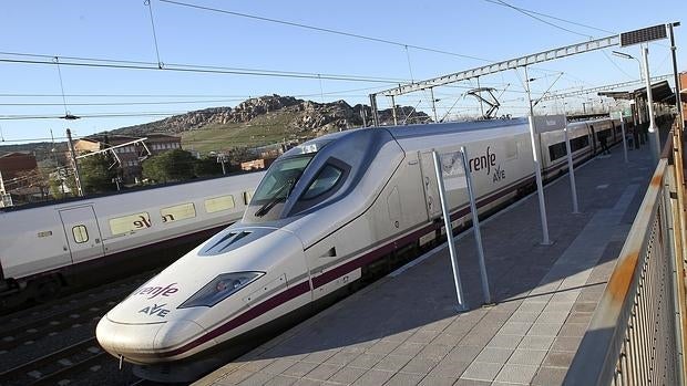 Un tren de Alta Velocidad con destino a la estación madrileña de Atocha espera su salida en la de Puertollano (Ciudad Real)