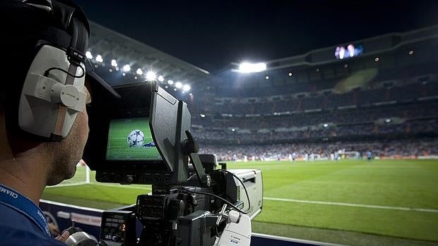 La escasa cuota de la televisión de pago en España dificulta que las «telecos» rentabilicen el fútbol
