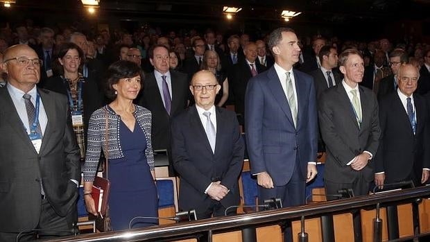 El Rey, junto (de izda a dcha) al presidente del Banco Sabadell, Josep Oliu; la presidenta del Banco de Santander, Ana Patricia Botín, el ministro de Hacienda en funciones, Cristóbal Montoro; el presidente del Institute of International Finance (IIF), Tim Adams, y el presidente del BBVA, Francisco González