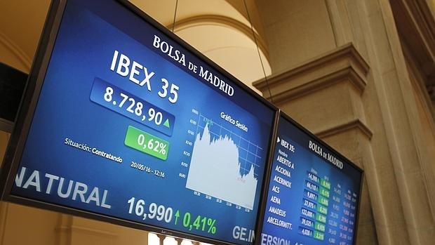 El Ibex logra su mayor subida en un mes y recupera los 8.900 puntos