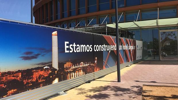 Cartel anunciador de que han comenzado las obras del hotel