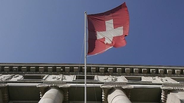 Suiza debate regalar 2.250 euros al mes a cada ciudadano