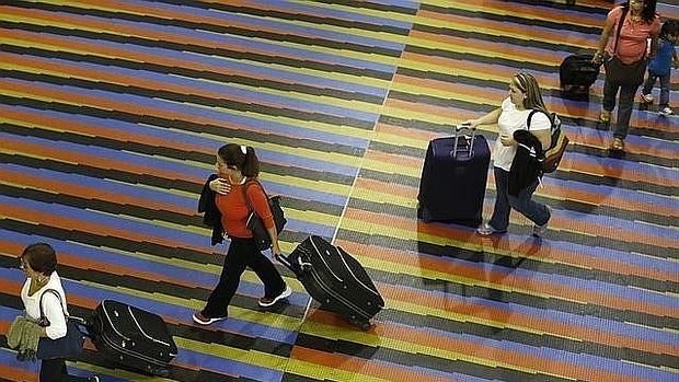 Pasajeros en el aeropuerto Simón Bolívar de Caracas