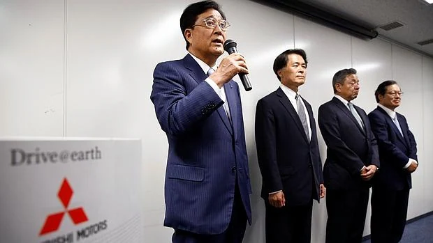 El exCEO de Mitsubishi, Osamu Masuco, presentando a sus sucesores en la dirección del fabricante