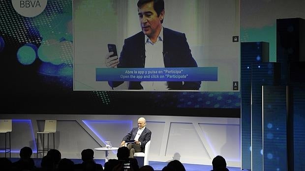 El cambio tecnológico hará desaparecer muchos bancos, según González