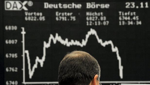 Un operador de la bolsa deFráncfort observa la evolución del índice DAX