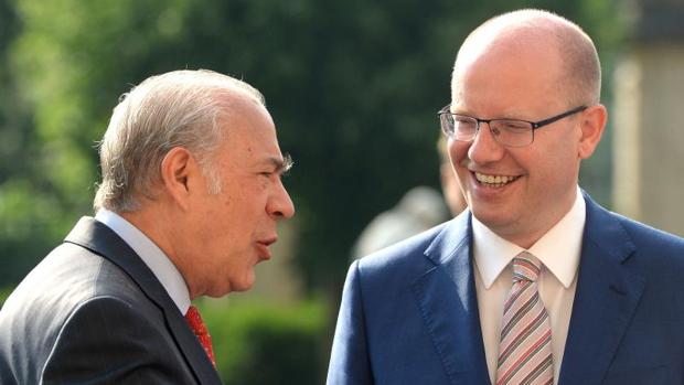 Ángel Gurría, a la izquierda, secretario general de la OCDE, junto al primer ministro checo, Bohuslav Sobotka