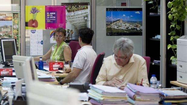 El personal al servicio de las Administraciones Públicas se redujo en 23.507 en el segundo semestre de 2015