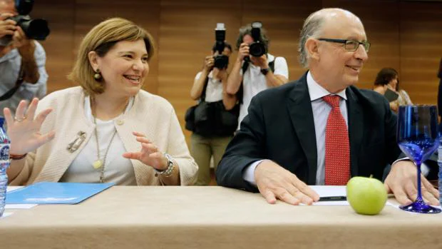 La presidenta del PP Valenciano, Isabel Bonig, con el ministro de Hacienda, Cristóbal Montoro