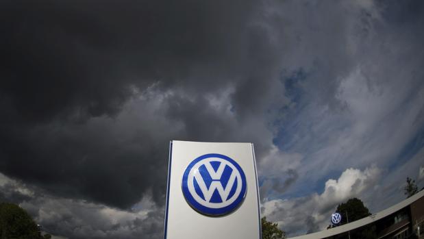 Logo de Volkswagen en su sede de Wolfsburgo, Alemania