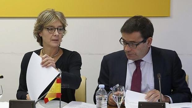 La ministra de Agricultura, Isabel García Tejerina y el secretario general de Agricultura, Carlos Cabanas