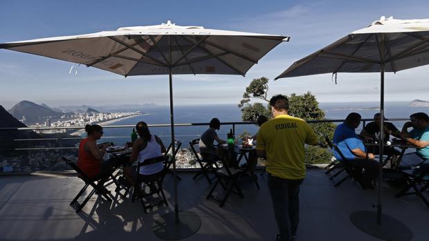 El tirón del consumo y el turismo hacen prever un verano histórico para el empleo