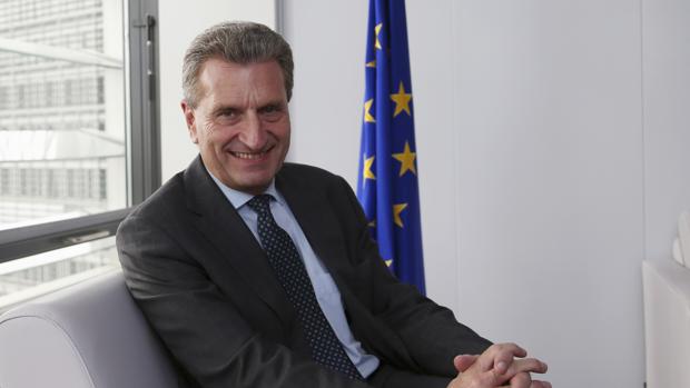 El comisario europeo, Günther Oettinger, durante una entrevista