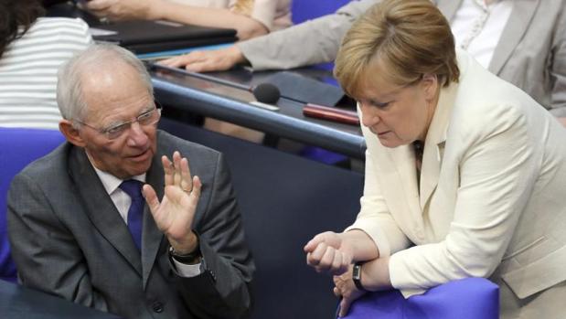 Wolfgang Schäuble, Ministro de Finanzas, junto a Angela Merkel, cánciller de Alemania