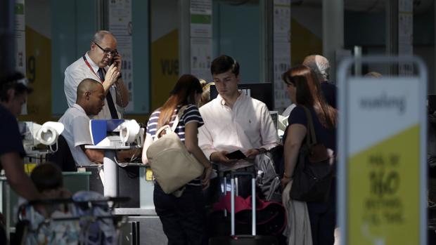Fomento expedienta a Vueling y le exige soluciones