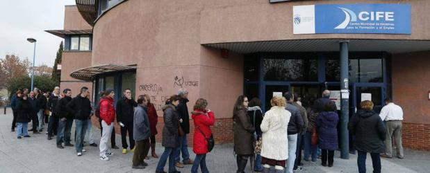 Cola del paro en una oficina de empleo de Fuenlabrada