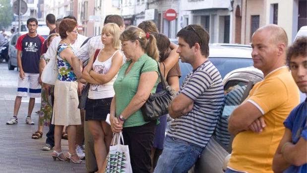 El estudio también constata que el grupo de edad más afectado por el paro es el de los mayores de 45 años (56% de parados)